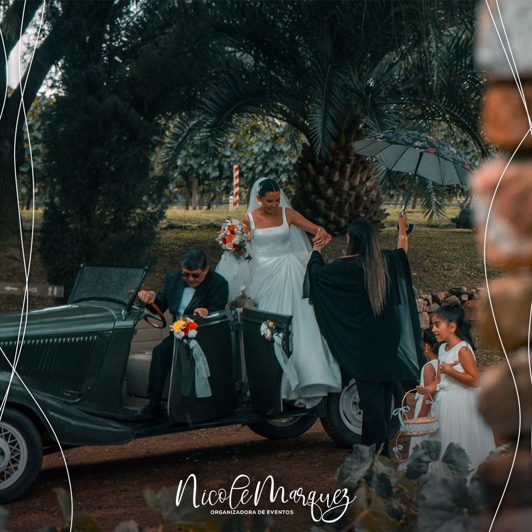 Llegada de los novios en un auto clásico