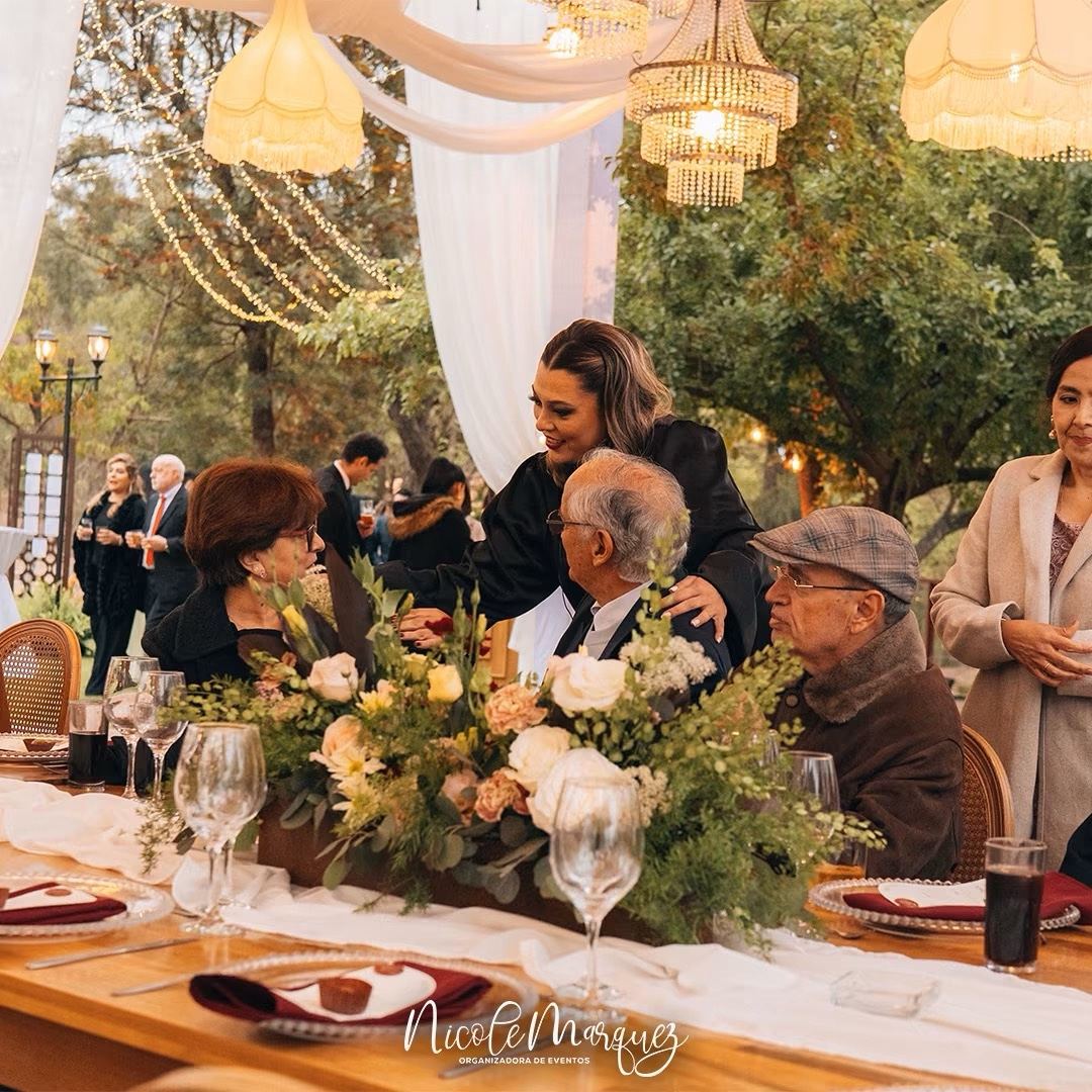 Mesa de banquete con centro floral en una boda