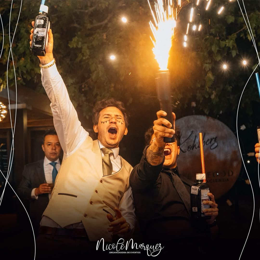 Brindis de celebración durante la fiesta de boda