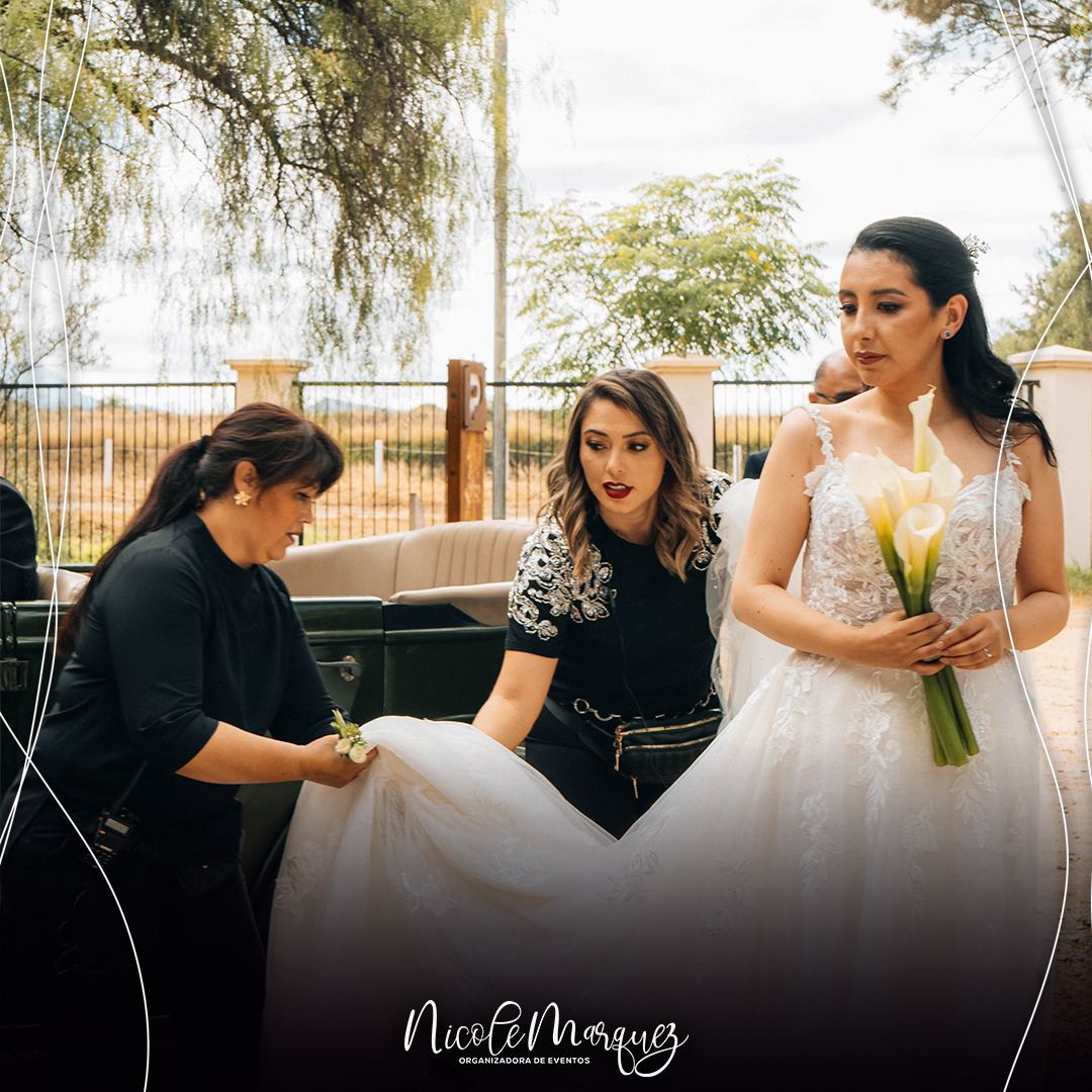 El equipo acomodando la cola del vestido de la novia